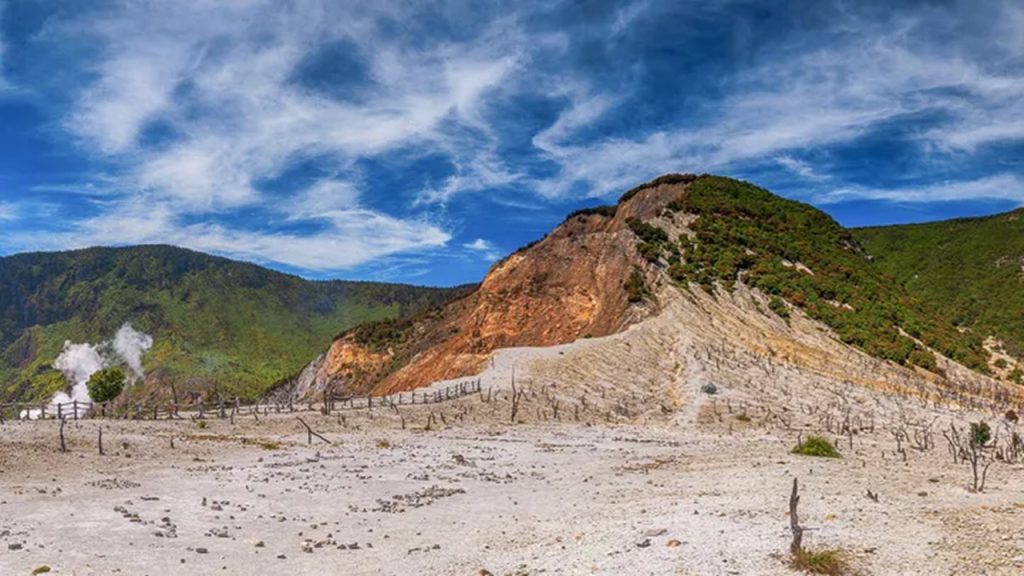 wisata garut 3 hari - gunung papandayan